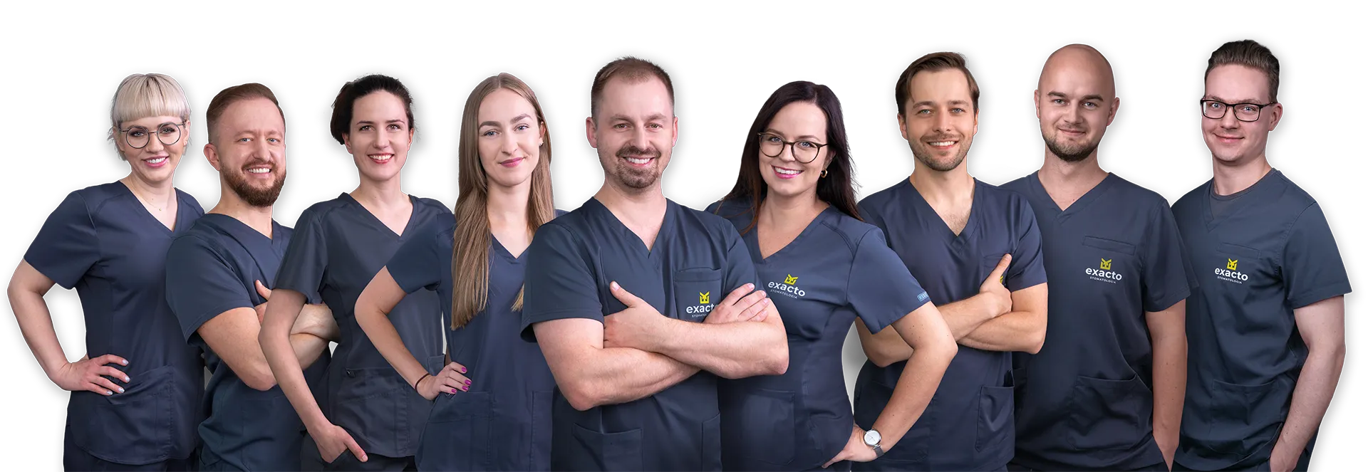 Zespół lekarzy Exacto Clicnic Stomatologia pozuje do zdjęcia grupowego