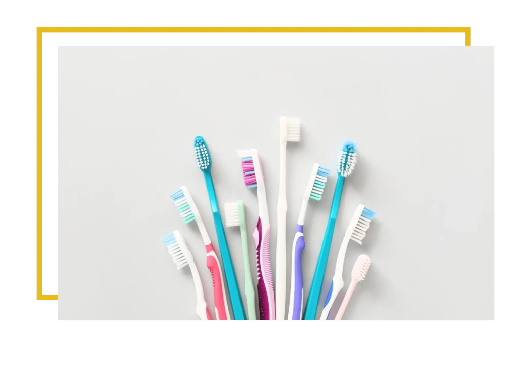 Manualna szczoteczka do zębów to klasyczne rozwiązanie, które nadal ma wielu zwolenników. Jest tania, łatwo dostępna i skuteczna — pod warunkiem prawidłowego użycia. Sięgają po nią Pacjenci w każdym wieku, warto jednak wiedzieć na co zwrócić uwagę przed jej zakupem.